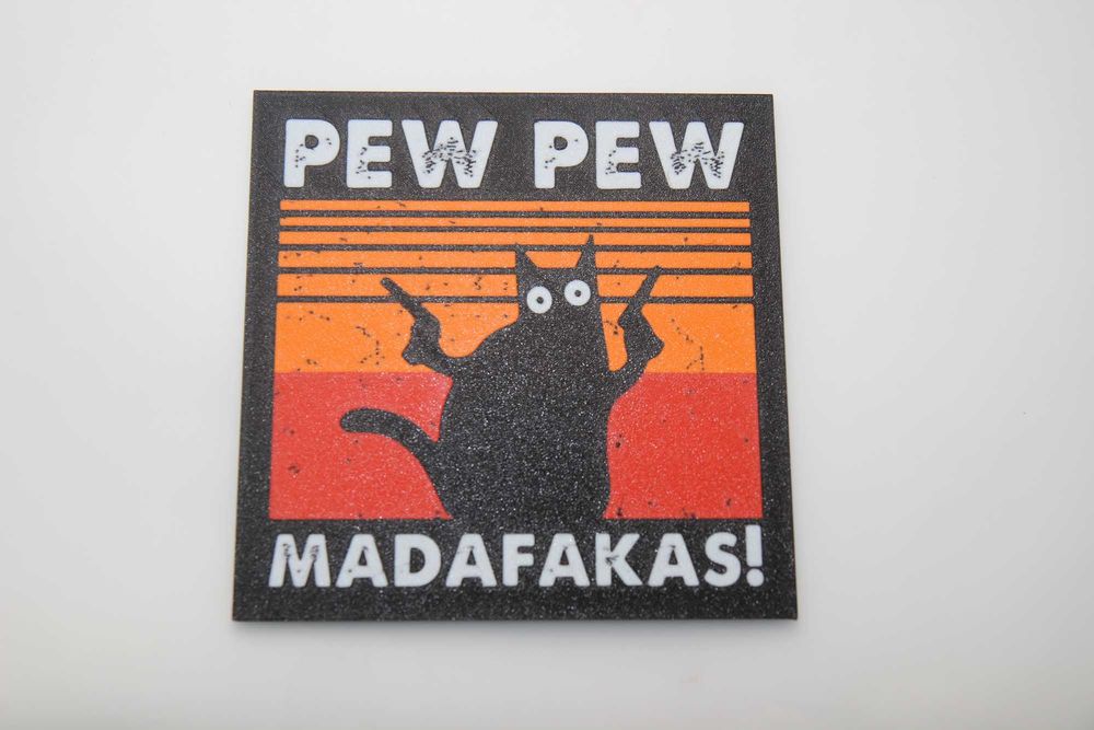 Placa Pew Pew Madafakas, em impressão 3D