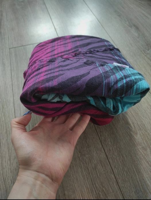 Chusta do noszenia pellicano baby zamira mallumo