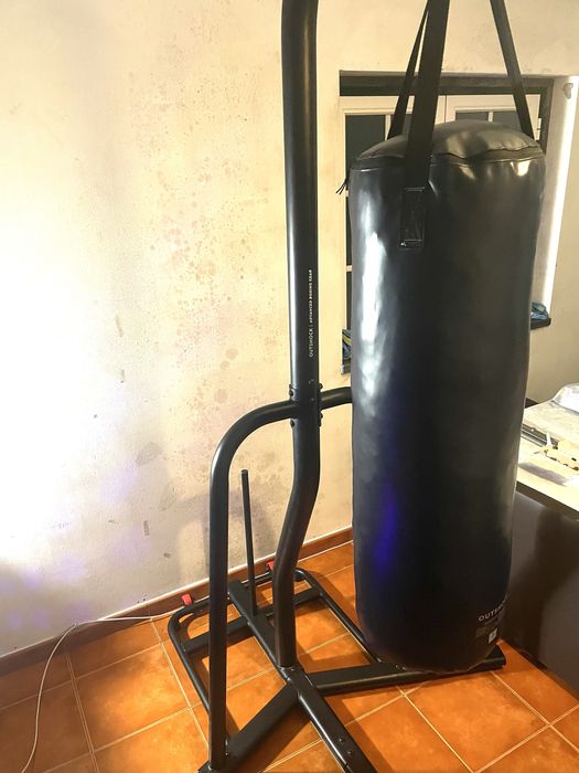 Suporte de boxe + saco de boxe