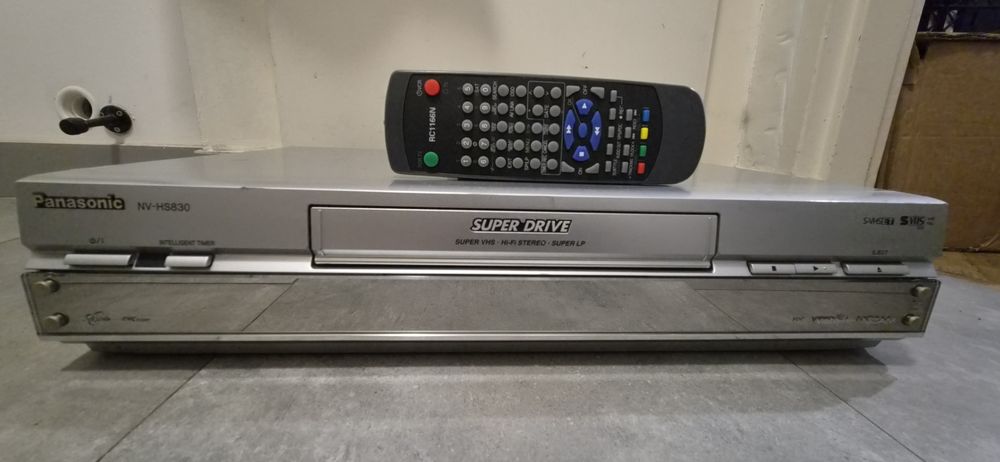 S-VHS ET Panasonic NV-HS830B-S