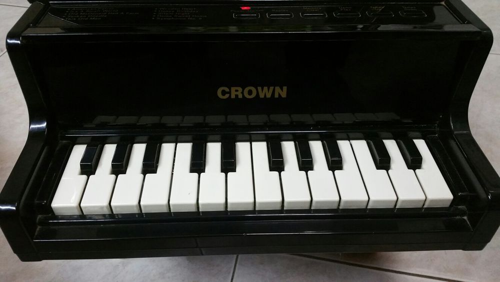 Piano Crown antigo