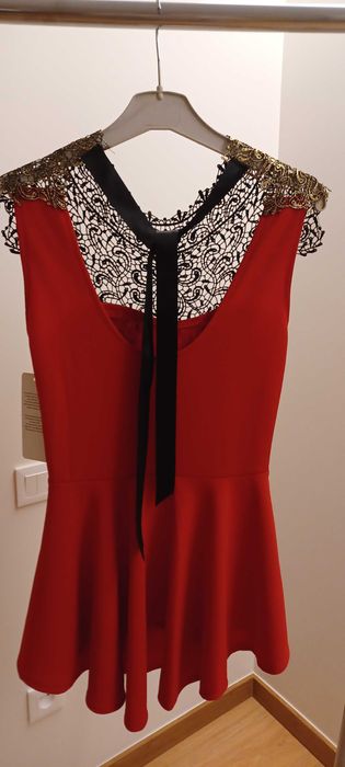 Top elegante com bordado dourado