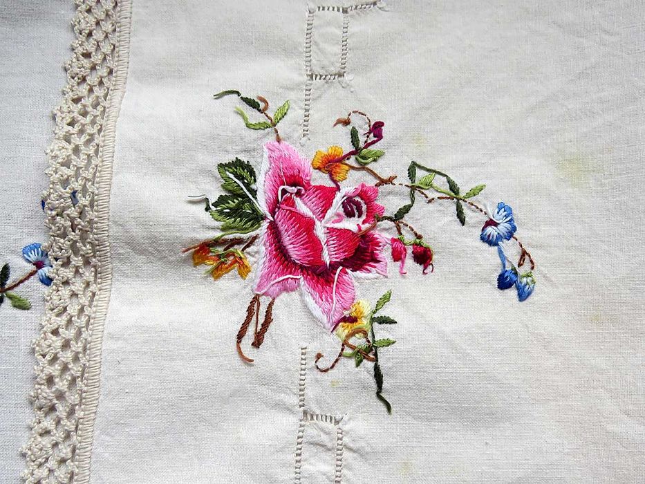 Pano de Tabuleiro em Linho Bordado à Mão – 55 x 38 cm