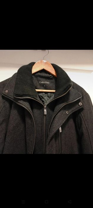 Krótki ciemny klasyczny płaszcz bosmanka z golfem Calvin Klein Wool we