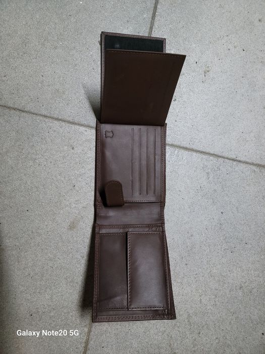 Vendo carteira em pele  nova