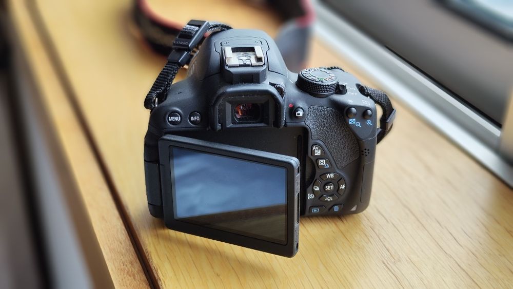 Máquina fotográfica CANON 700D + Tripé