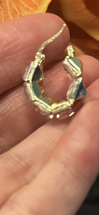 Kolczyki z bialym szkielkami