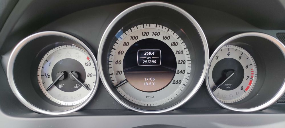 Mercedes-Benz C 200 — fotografia 11