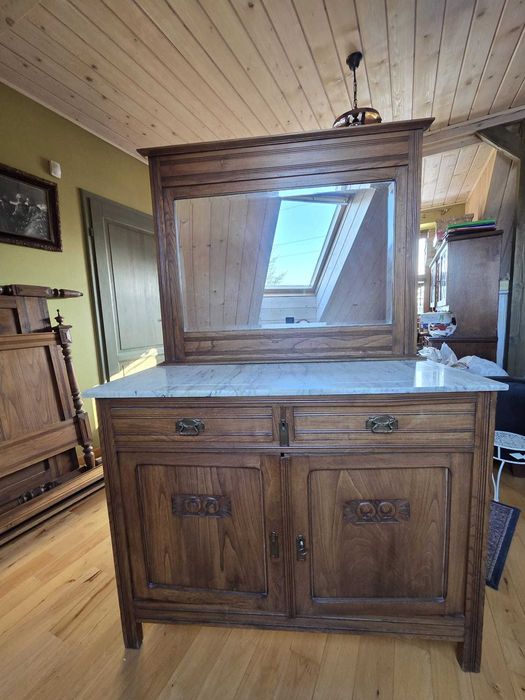 Stylowa drewniana szafa