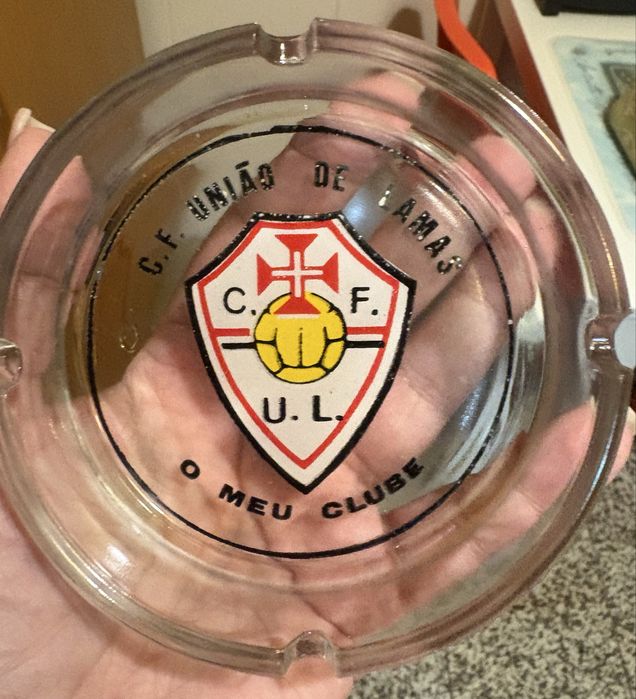 Cinzeiro colecionável, com algum desgaste.