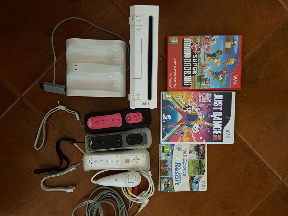 Nintendo Wii, com 3 controlos remotos + 3 jogos