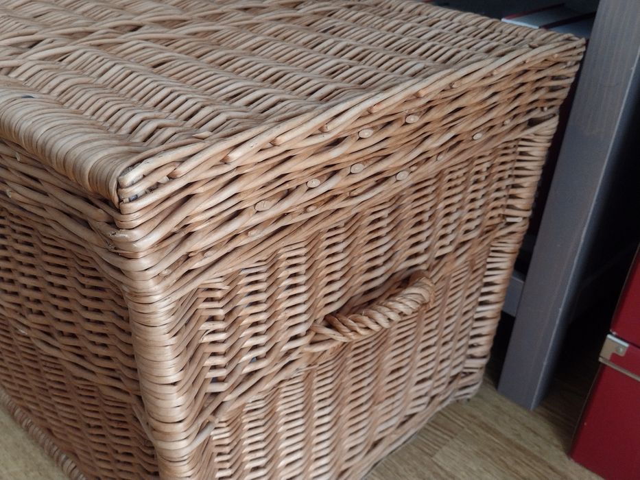 Duży kosz z wikliny