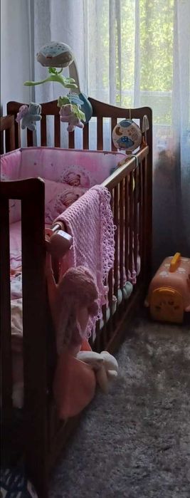 Berço de bebé com colchão com grade elevatória + Muda fraldas ikea com colchão impermeável e resguardo cor de rosa.