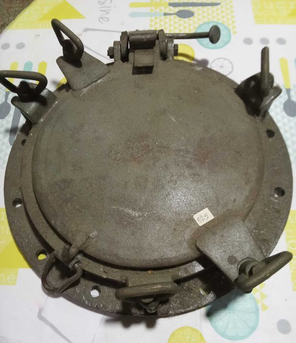 Vigia em ferro com porta de combate, recuperada de antigo navio.