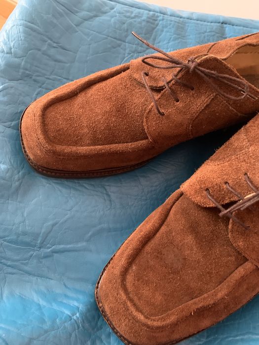 Sapatos castanhos de camurça