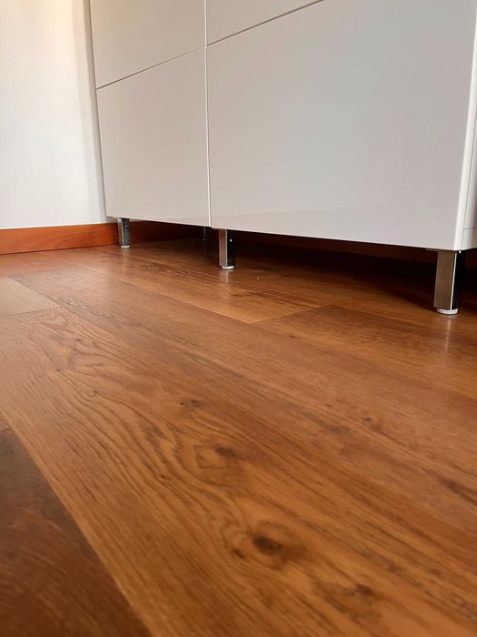 Aparador IKEA BESTÅ – Branco lacado + pés metálicos + tampo em vidro