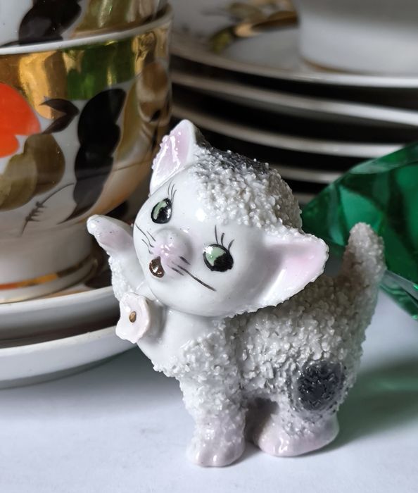 Figurka kot piękna stara porcelana