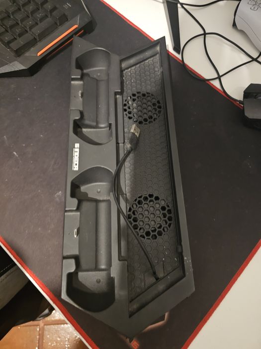 Base para Refrigeração PS4 com carregamento 2 comandos, em bom estado.