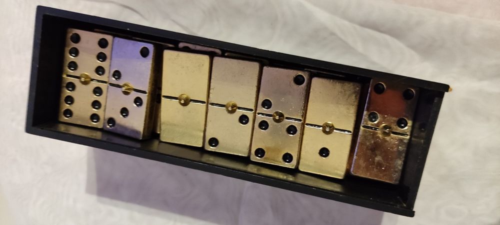 Dominó banhado a ouro