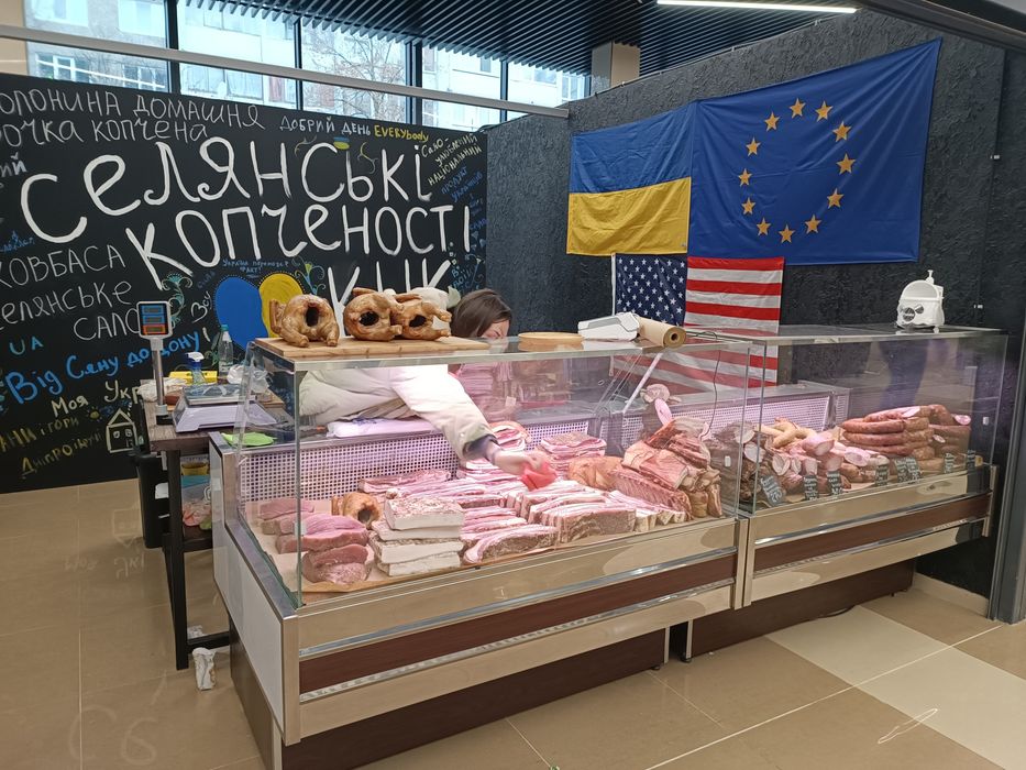 Вітрина Куб 1.5 метра -3+5, в гарному стані, задня рещітка нержавійка