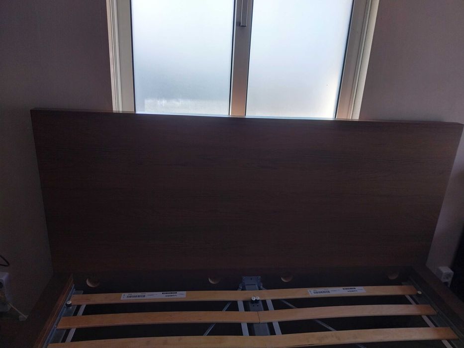 Cama castanha com estrado