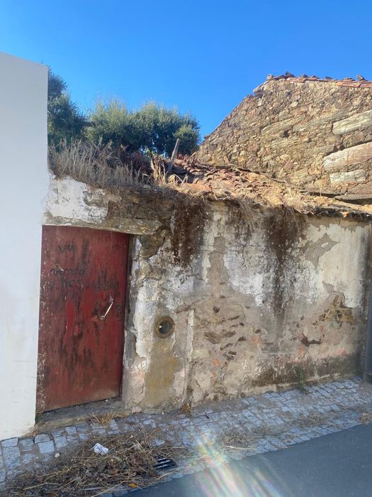 Casa em ruina com 2 pisos