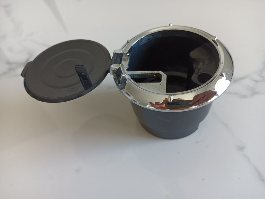 Cinzeiro portátil com tampa para carro / automóvel - Novo