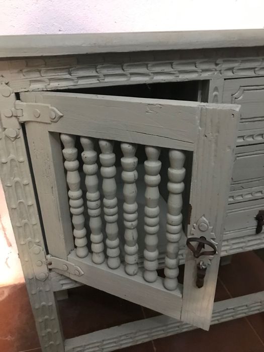 Móvel antigo de cor verde