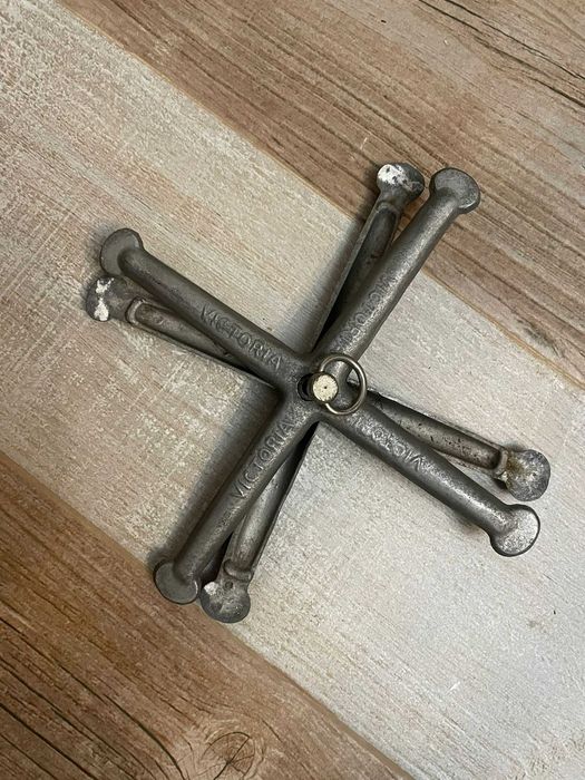 Raquetes vintage de madeira e acessórios antigos de tênis