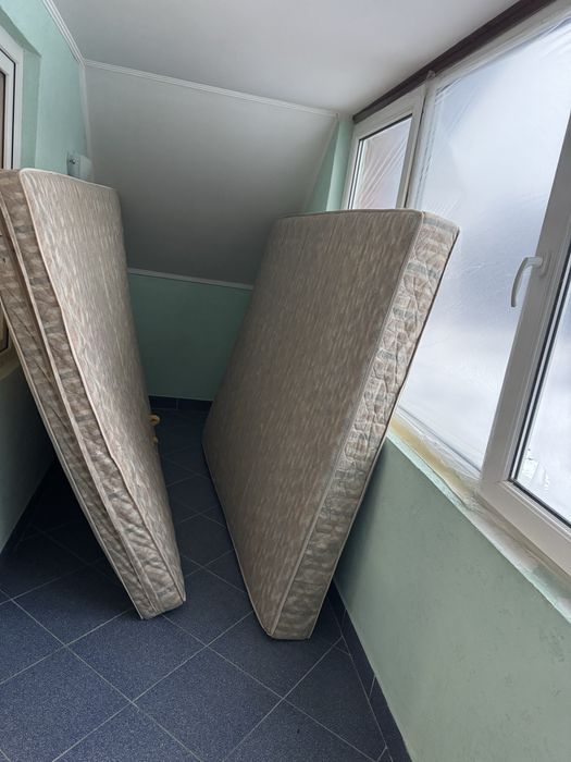 Ліжко з матрасом і два двоспальні матраси