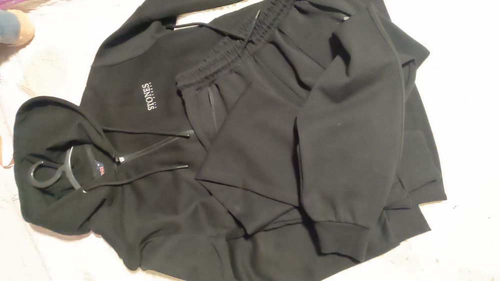 Чоловічий спортивний костюм