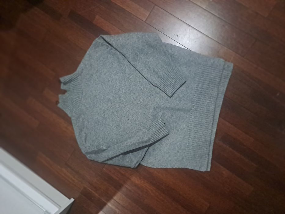 Sweter z rozcięciami po bokach