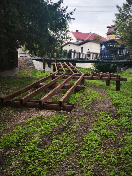 Budowa pomostów, wbijanie pali, kafar, umocnienia brzegów,