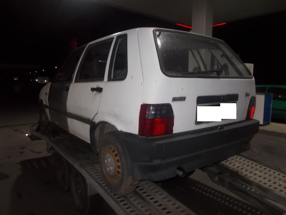 Fiat Uno,biały,5 drzwi,przeznaczony na części