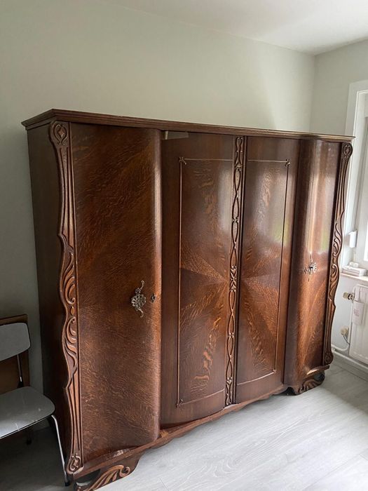 Stylowa szafa drewniana