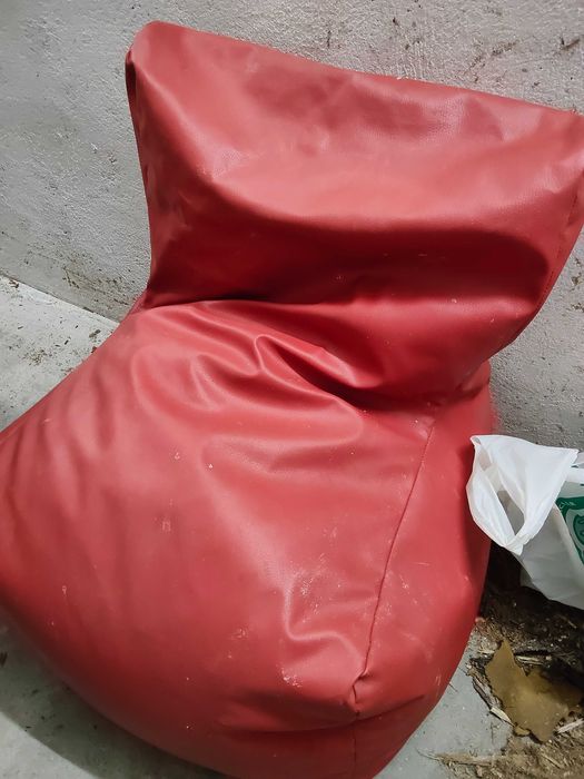 Puff vermelho com encosto