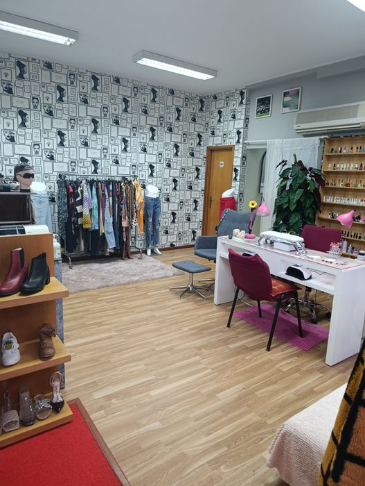 Loja com cerca de 44 metros quadrados