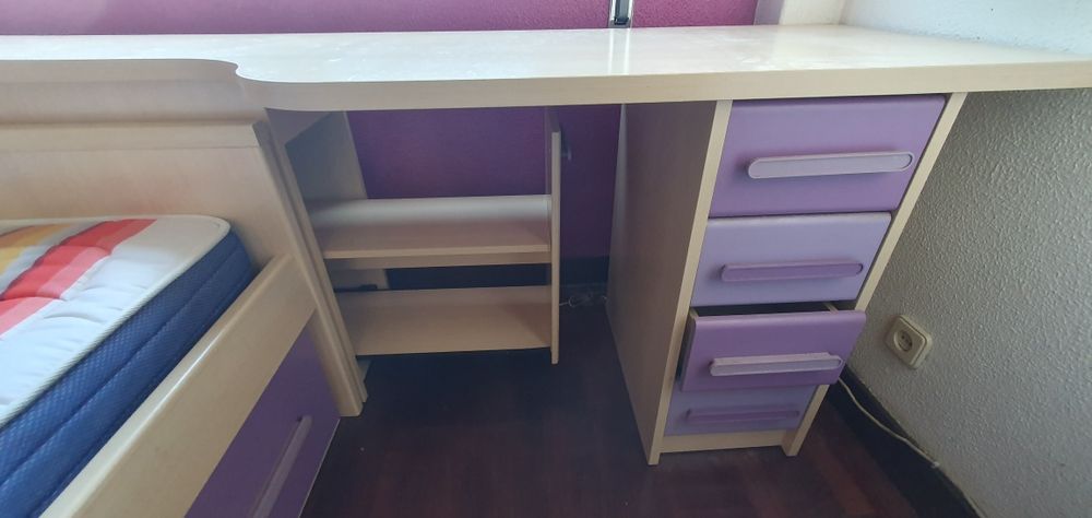 Mobilia para cuarto com cama individual e arrumação