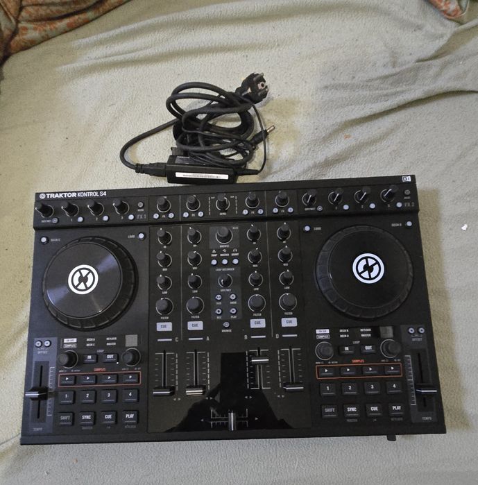 Traktor Kontrol S4 mk1 em ótimo  estado