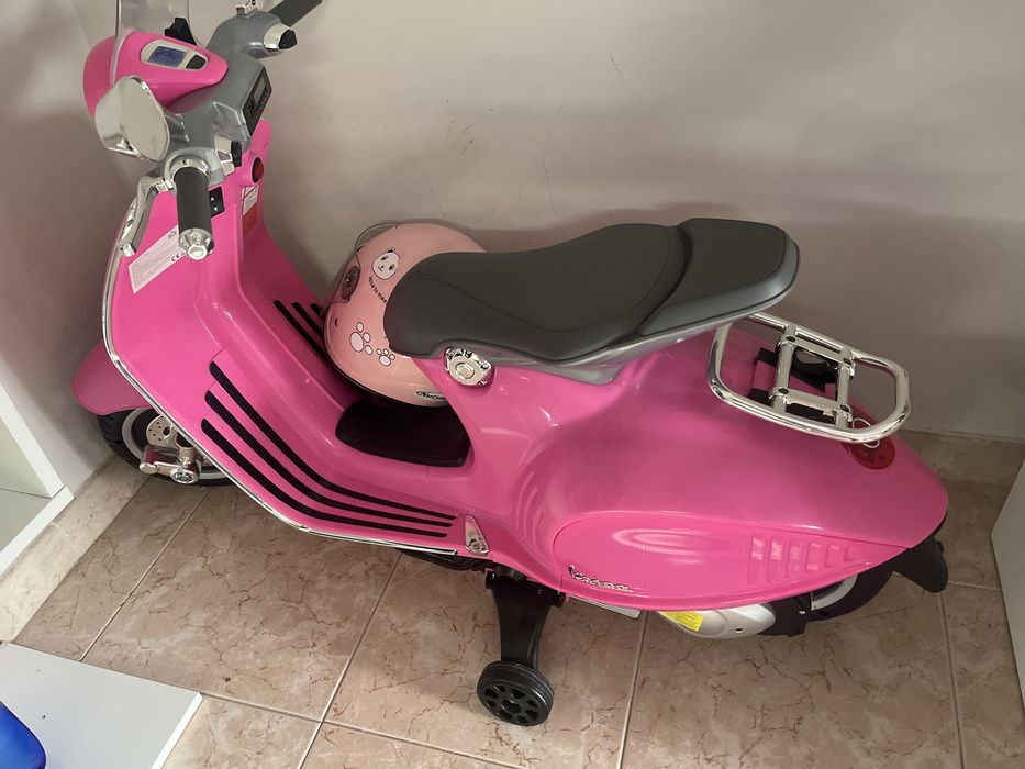 Vespa eletrica rosa choque