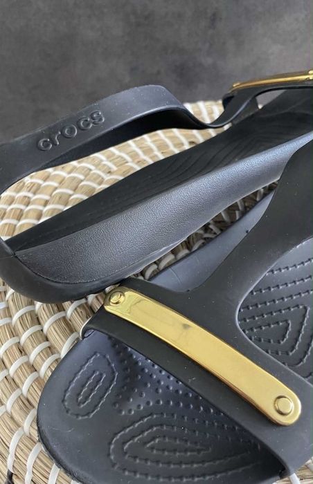 Crocs sandały Serena Metallic Bar Gold/Black W9 39/40