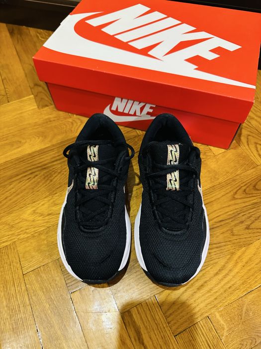 Кроссовки Nike Legend Essential размер 37,5
