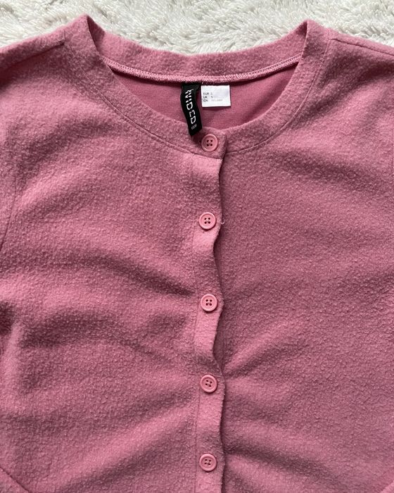 Różowy kardigan sweter krótki baranek zapinany