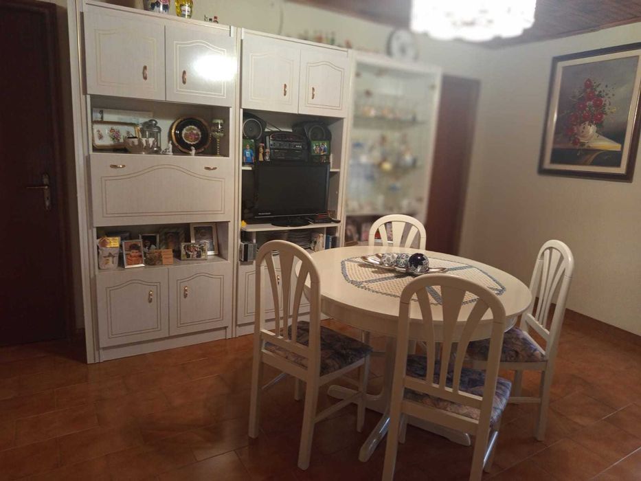 Sofá, Estante, Mesa e Cadeiras à venda - Em ótimo estado