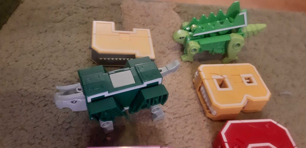 Sprzedam zestaw literek zmieniających się w dinozaury.