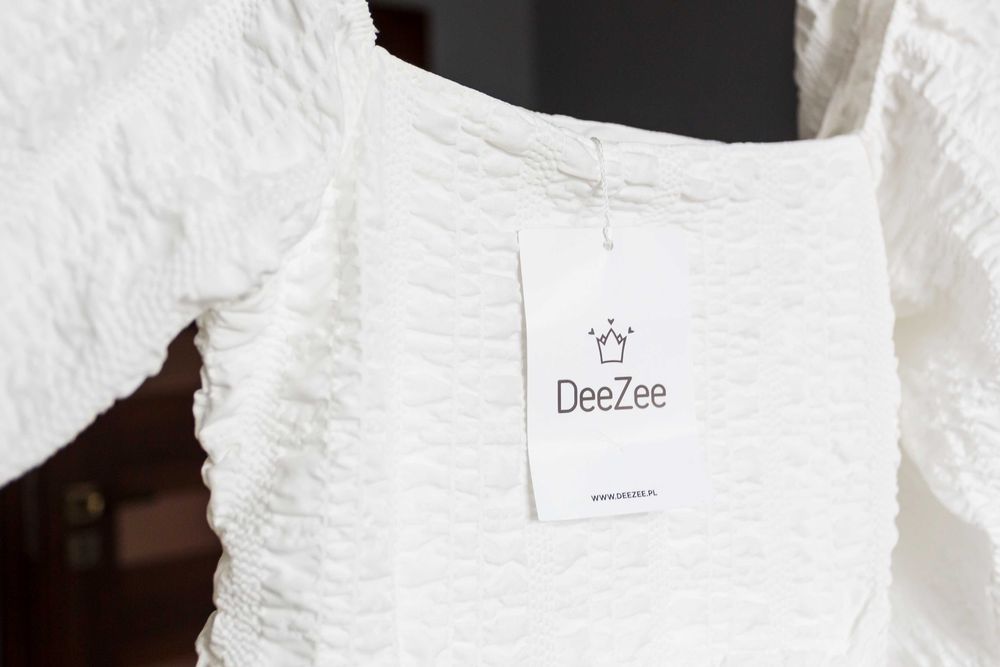 Biała dopasowana sukienka mini, marszczona (DeeZee)