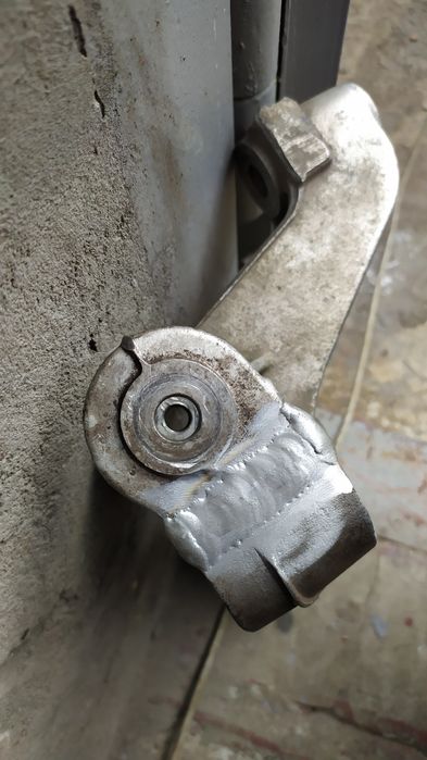 Кронштейн правый 1K0199296E (VW) переднего подрамника VW GOLF PLUS 5