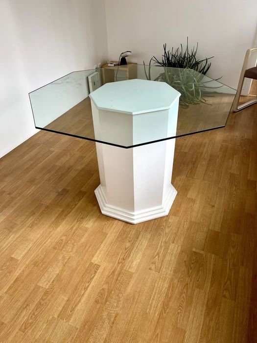 Mesa octogonal transparente com design anos 80