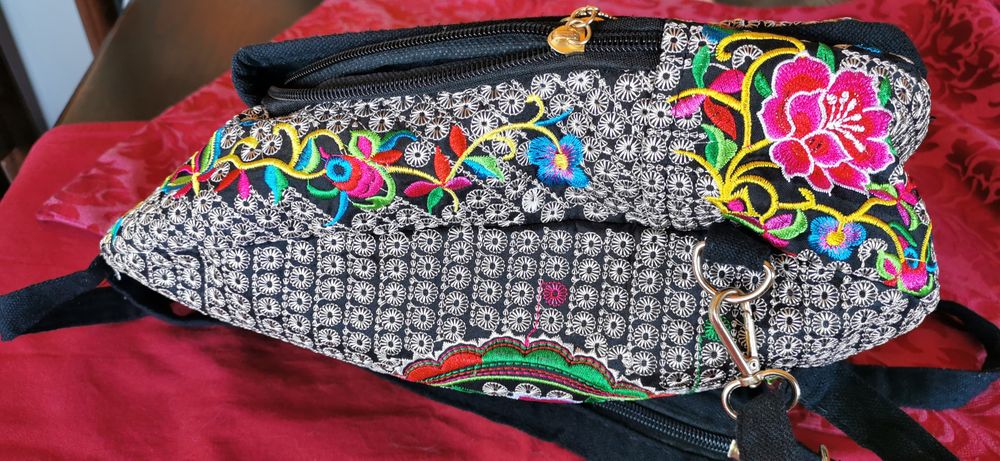 Mochila bordada colorida