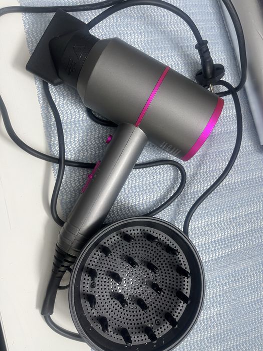 Потужній фен . Новий .з іоном захисту. Легкий у Використанні 1300 ват